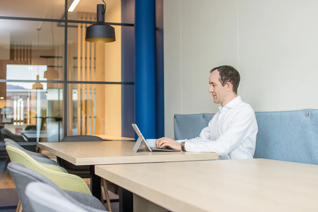 Ein Mitarbeiter von RUEPP & Partner arbeitet im Büro in Rotkreuz am Laptop