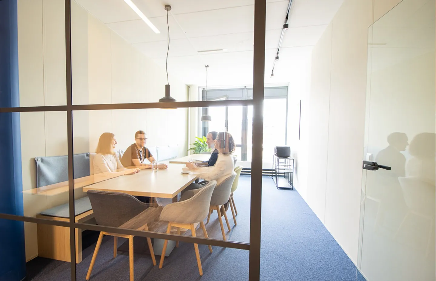 Besprechungsraum mit Glaswand im Büro der RUEPP & Partner AG
